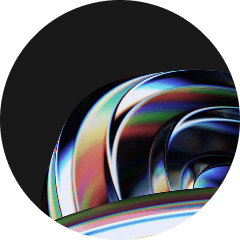 Kolorowa złożona struktura z zakrzywionych powierzchni, widoczna częściowo na czarnym tle w okrągłej ramce.