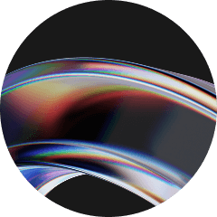 Zakrzywione, metalicznie błyszczące wstęgi w odcieniach fioletu, granatu i różu, na czarnym tle w okrągłej ramce.